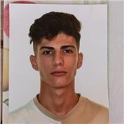 Me considero una persona alegre, simpática y con ganas de dar clases sobre lo que me gusta, ya e dado clases de escalada en otras ocasiones y tengo muchas ganas de seguir haciéndolo. Daré clases a todo tipo de alumnos y adaptaré las clases conforme al niv